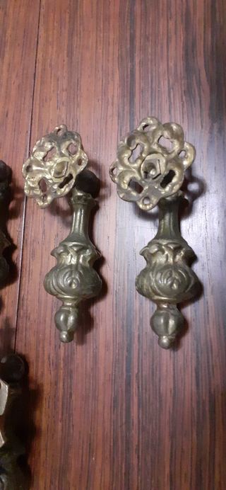 Bronce 5 tiradores antiguos de bronce.