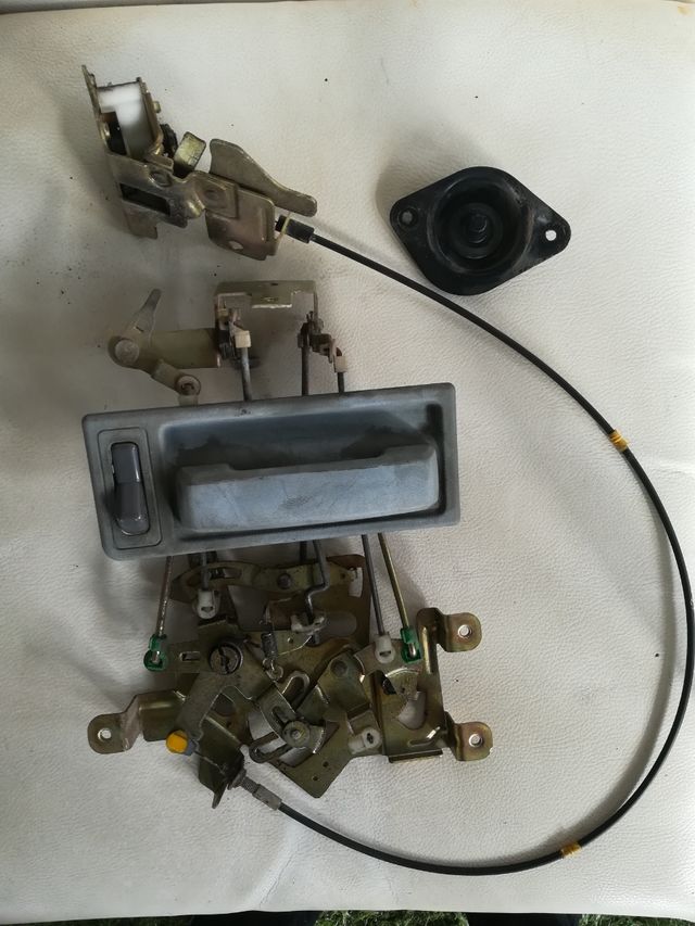 Cerradura puerta lateral derecha Nissan serena