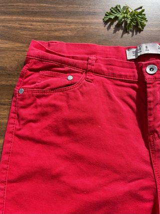 Pantalón pitillo rojo