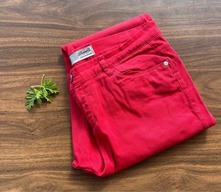 Pantalón pitillo rojo