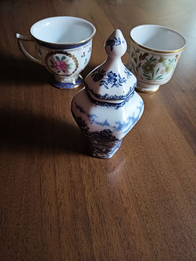 Vasetto in porcellana danese