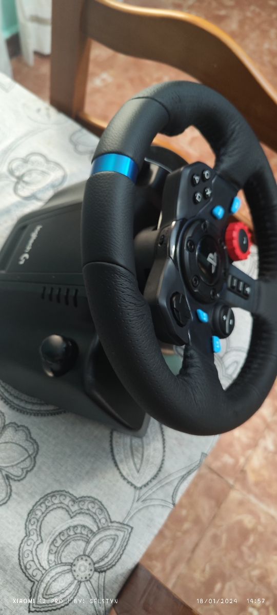 Volante Logitech (volante+pedales)