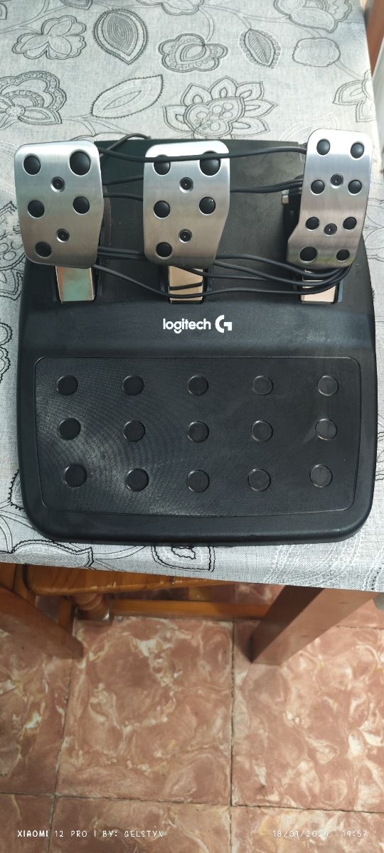 Volante Logitech (volante+pedales)
