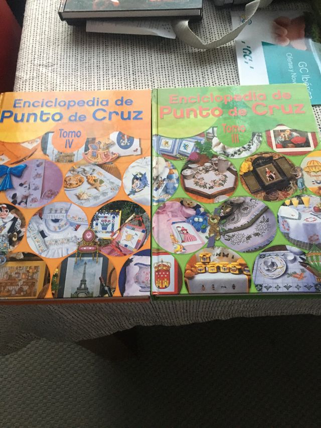 Dos libros de punto de cruz