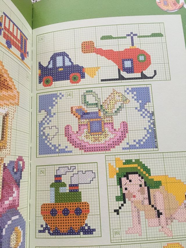 Dos libros de punto de cruz