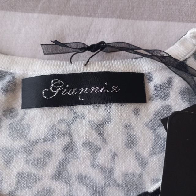 Maglia nuova con cartellino