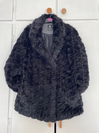 abrigo de pelo negro