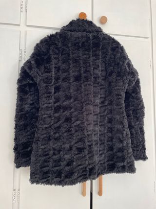 abrigo de pelo negro