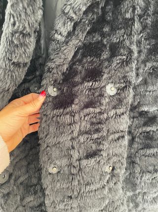 abrigo de pelo negro