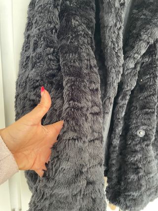 abrigo de pelo negro