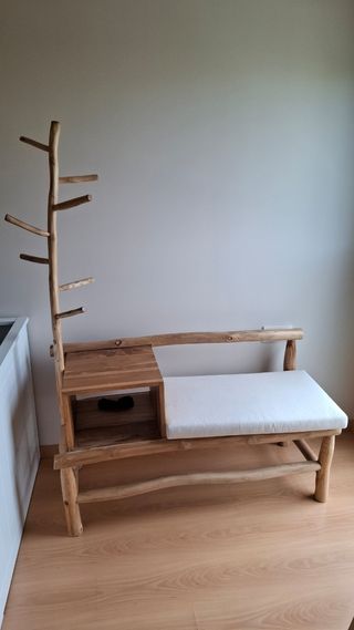 Banco madera entrada hall o pie cama. Perchero