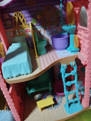 Casa echantimals y sus muñecas