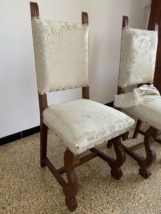 Conjunto de sillas de madera clásicas