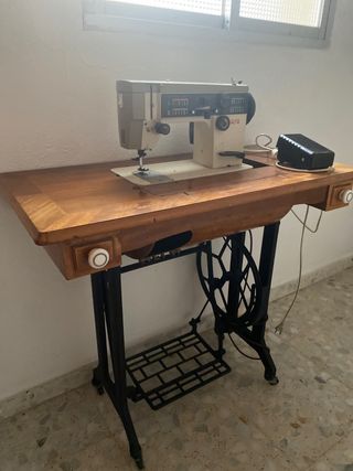 Maquina + mueble de coser