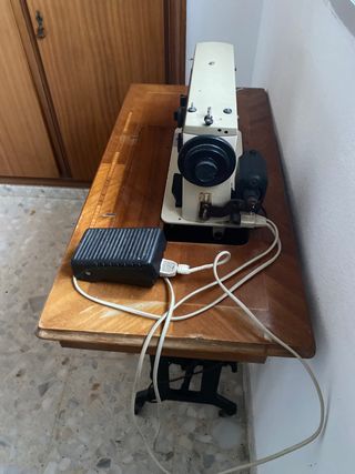 Maquina + mueble de coser