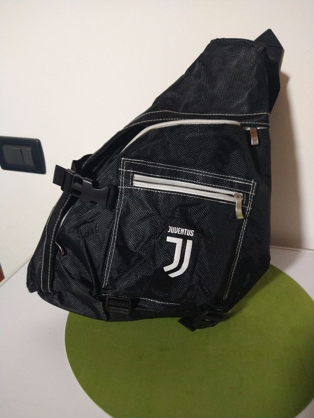 zaino monospalla Juventus con logo in rilievo 