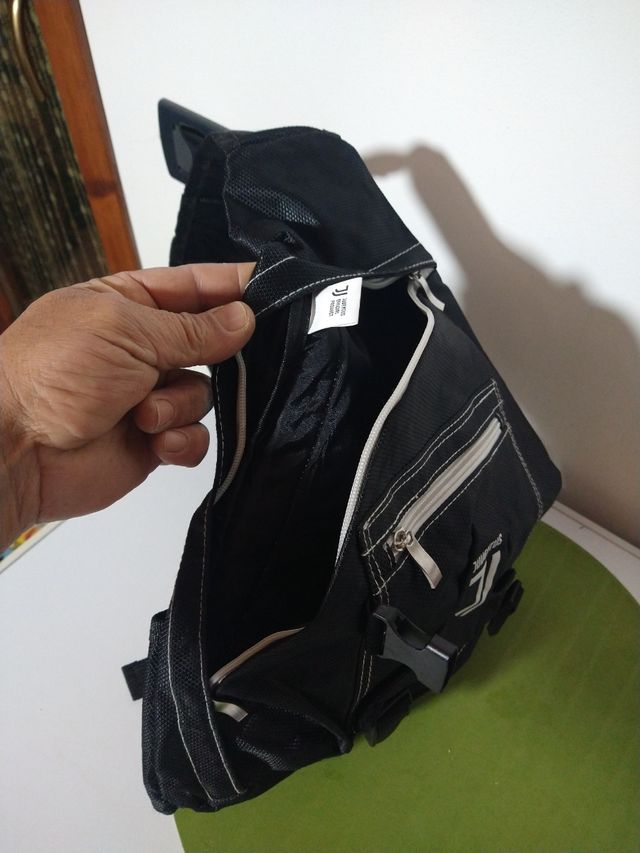 zaino monospalla Juventus con logo in rilievo 