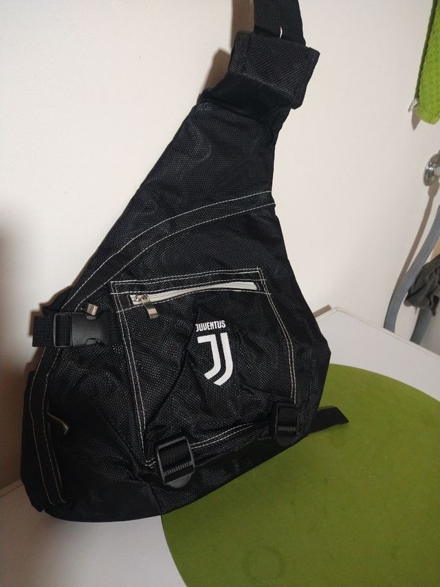 zaino monospalla Juventus con logo in rilievo 