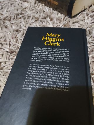 Un extraño acecha . Mary Higgins Clark