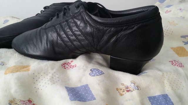 Zapatos nuevos de baile profesional