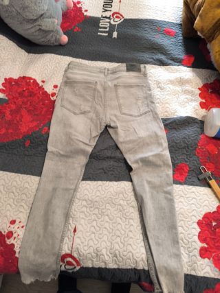 Pantalón tejano BERSHKA talla 40 gris claro 