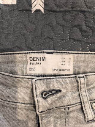 Pantalón tejano BERSHKA talla 40 gris claro 