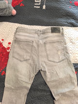 Pantalón tejano BERSHKA talla 40 gris claro 