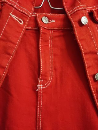 chaqueta y pantalón vaqueros rojos
