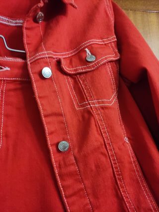 chaqueta y pantalón vaqueros rojos