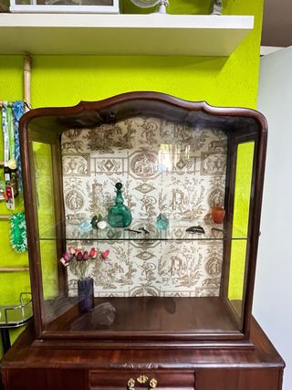 Conjunto de vitrina y sillones, estilo Luis XV
