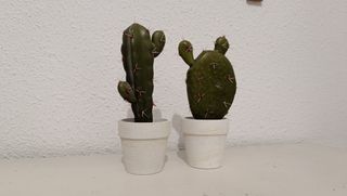 Cactus artificiales. Maceta decorativa.