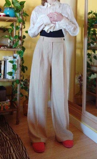 Pantalón de vestir pinzas. Zara