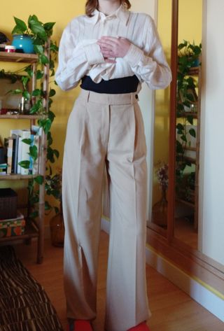 Pantalón de vestir pinzas. Zara