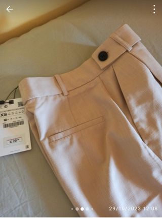 Pantalón de vestir pinzas. Zara