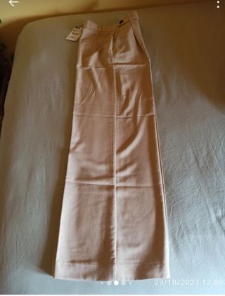 Pantalón de vestir pinzas. Zara