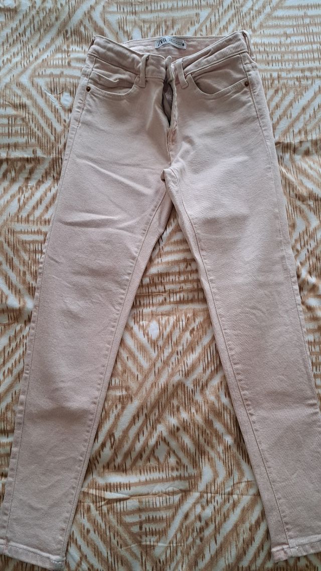 Pantalón rosa pitillo