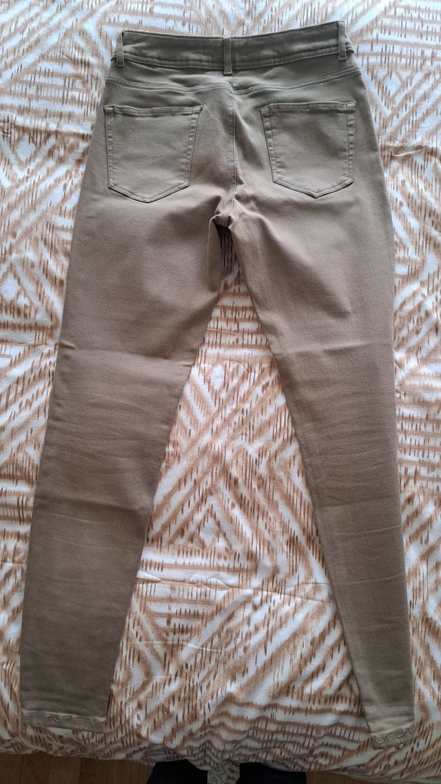 Pantalón ajustado camel