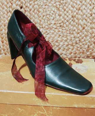 Zapato de tacón alto verde aguacate