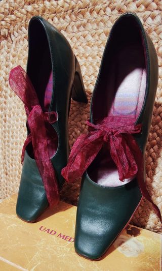 Zapato de tacón alto verde aguacate