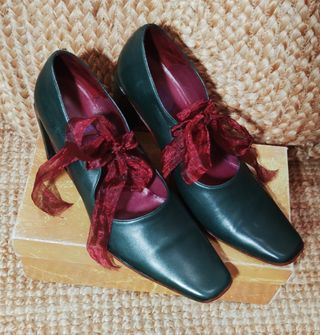 Zapato de tacón alto verde aguacate