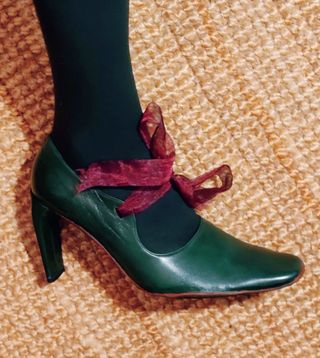 Zapato de tacón alto verde aguacate