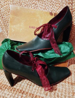 Zapato de tacón alto verde aguacate