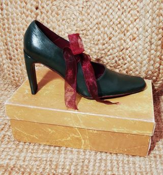 Zapato de tacón alto verde aguacate