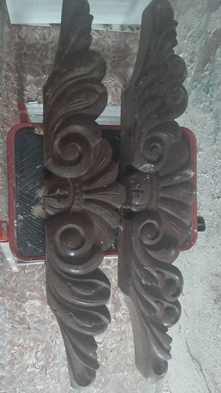 Antiguo copete de madera