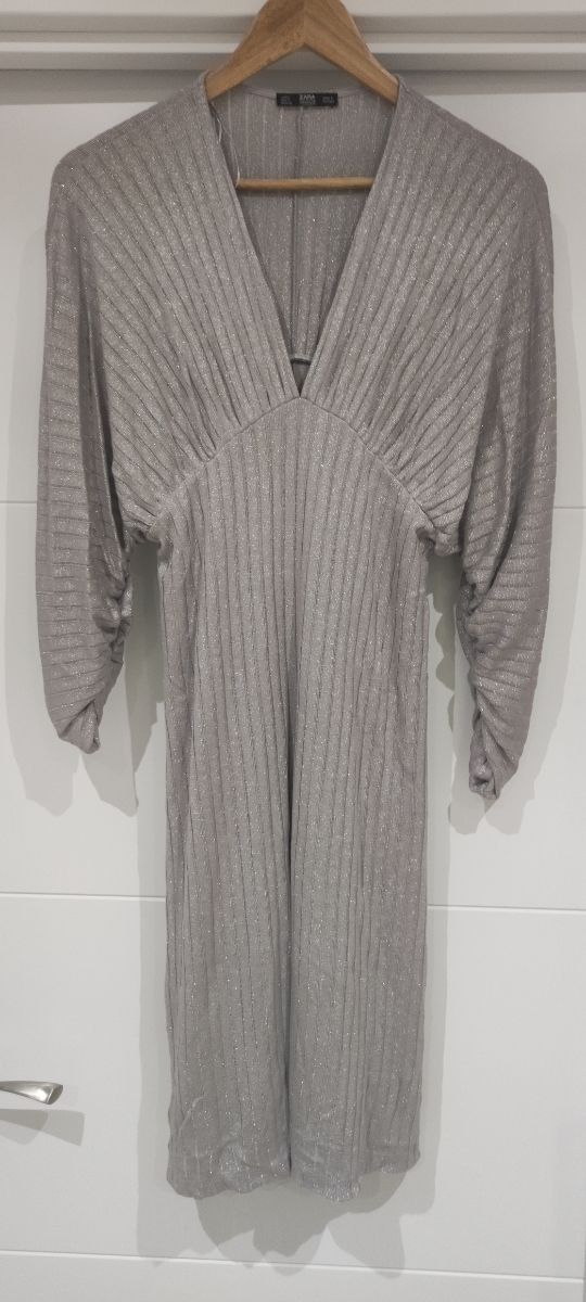 Vestido envento corto gris plateado