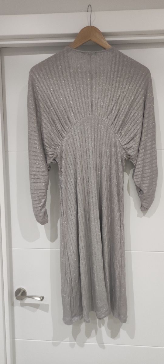 Vestido envento corto gris plateado