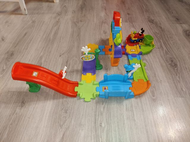 Estación de tren y bomberos Mickey