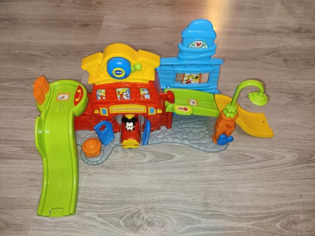 Estación de tren y bomberos Mickey