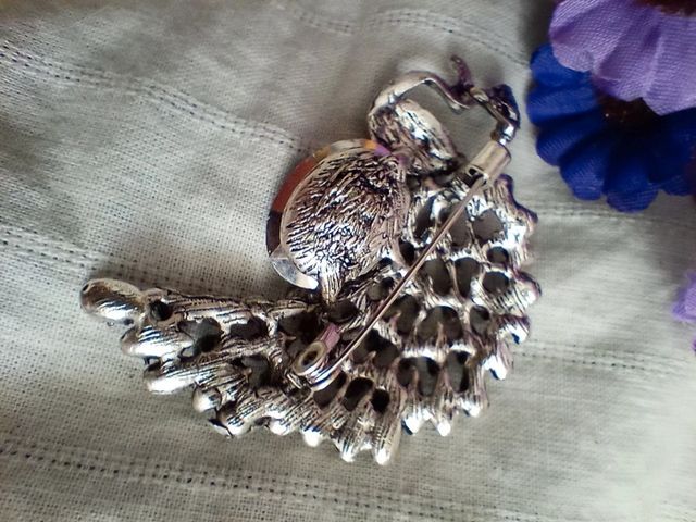 Spilla a forma di pavone