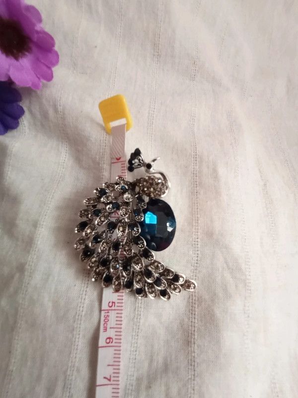 Spilla a forma di pavone